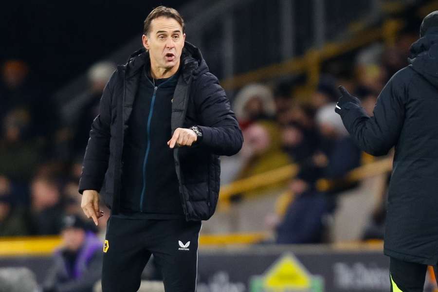 Lopetegui, West Ham Manager, Emphasizes the Need for Two Players in Every Position