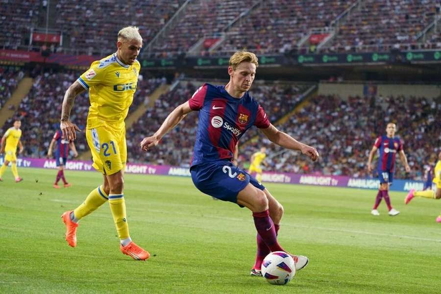 Barcelona determined to lock in De Jong with new contract - Carlos Volcano